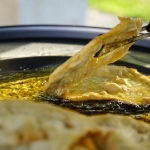 Семья готовит традиционные блюда местной кухни на домашней кухне