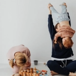 Семья проводит время вместе за играми, демонстрируя баланс в досуге