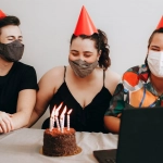 Семья обсуждает безопасность в интернете за домашним компьютером