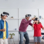 Семья играет в цифровые игры вместе за компьютером