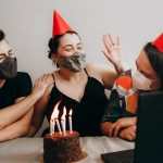 Семья обсуждает безопасность онлайн игр за компьютером