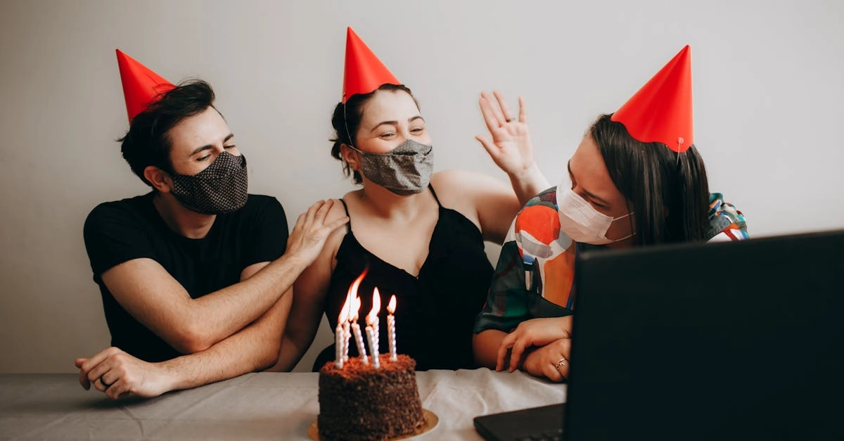 Семья обсуждает безопасность онлайн игр за компьютером