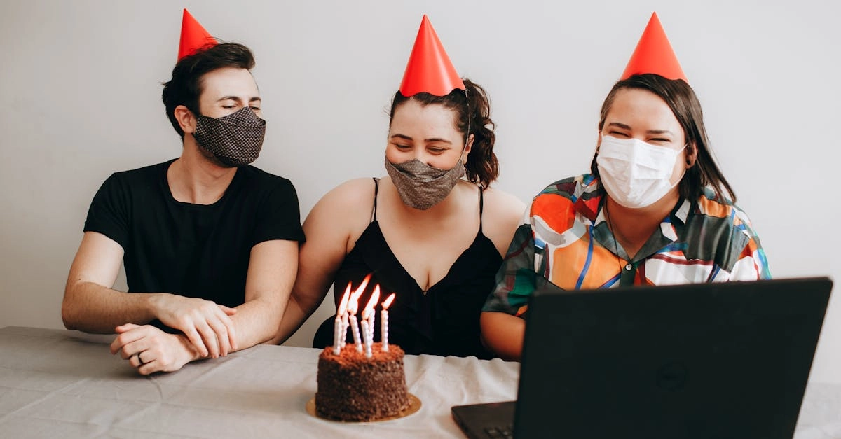 Семья за компьютером обсуждает безопасный онлайн досуг